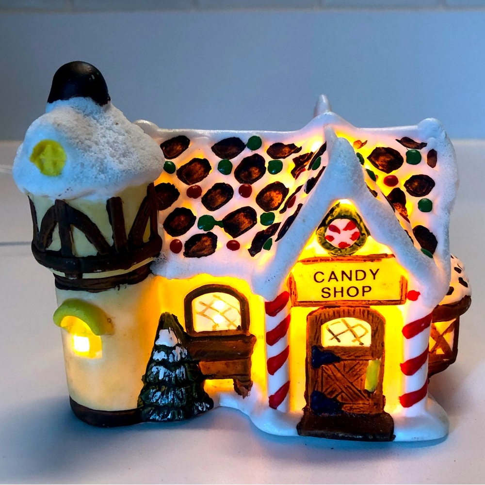 Vintage Christmas decoration: Candy Shop w electric cord in excellent condition